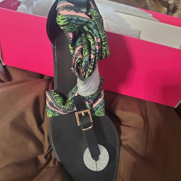 Sandals - Picture 2 of 3